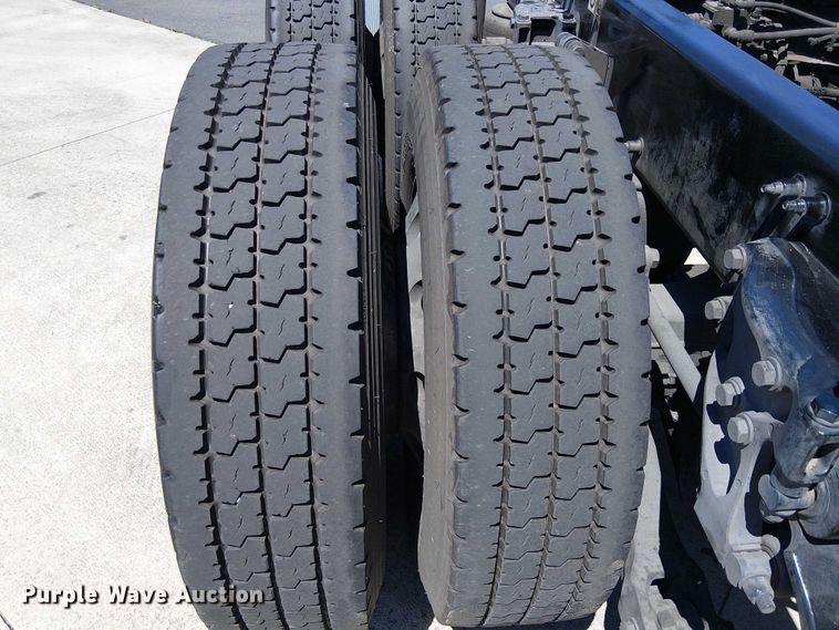 image for item EE5302 2014 Peterbilt 579 truck cab and chassis