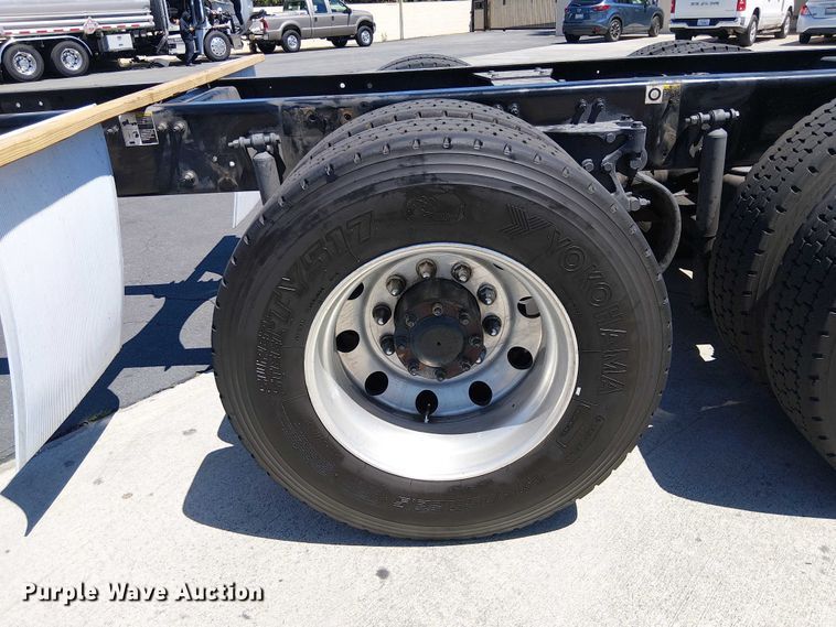 image for item EE5302 2014 Peterbilt 579 truck cab and chassis