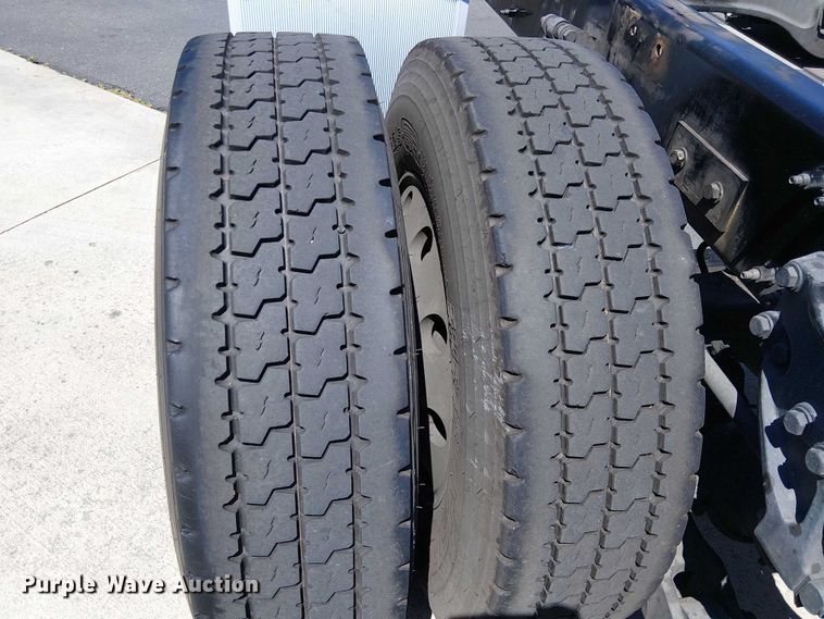 image for item EE5302 2014 Peterbilt 579 truck cab and chassis