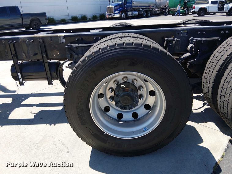 image for item EE5302 2014 Peterbilt 579 truck cab and chassis