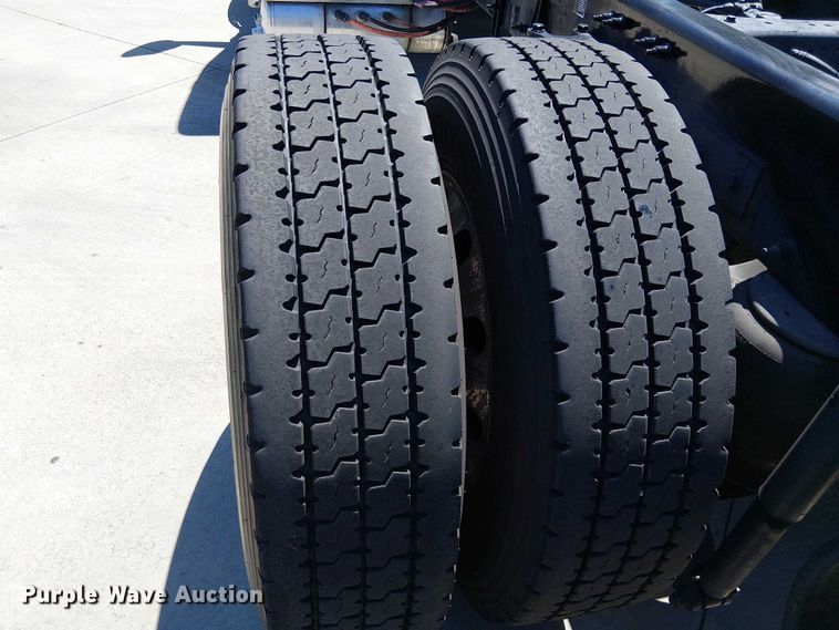 image for item EE5302 2014 Peterbilt 579 truck cab and chassis