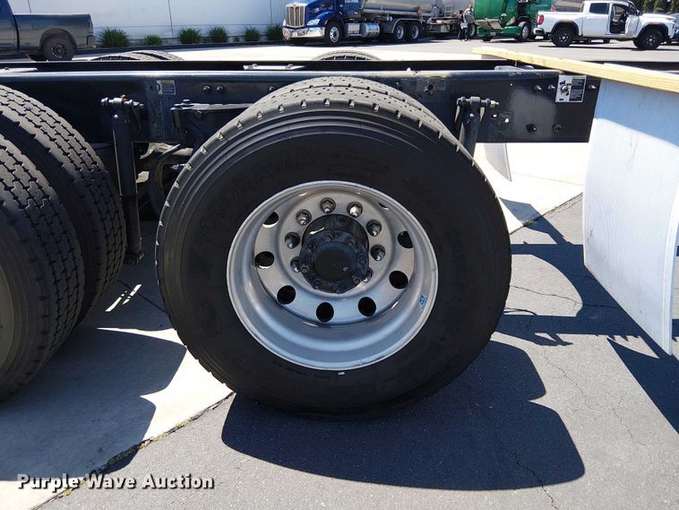 image for item EE5302 2014 Peterbilt 579 truck cab and chassis