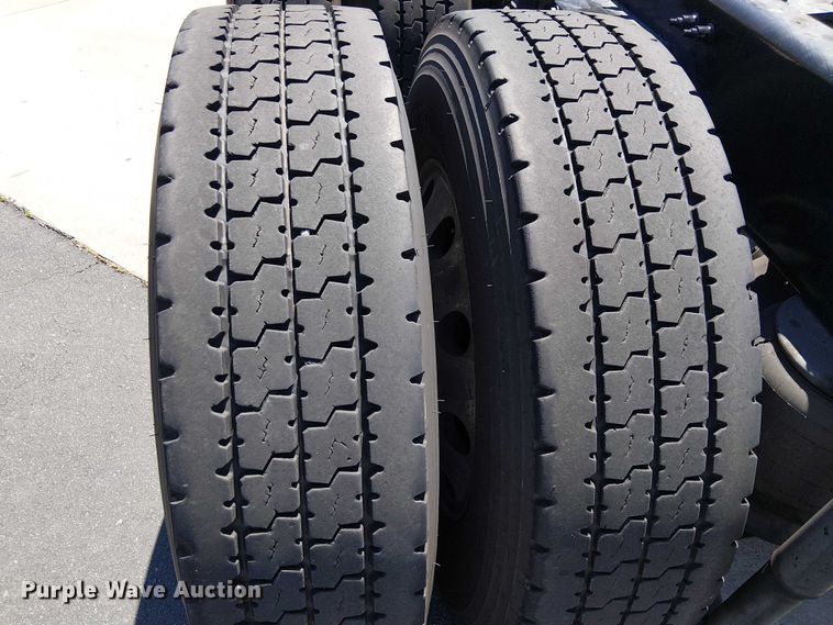 image for item EE5302 2014 Peterbilt 579 truck cab and chassis