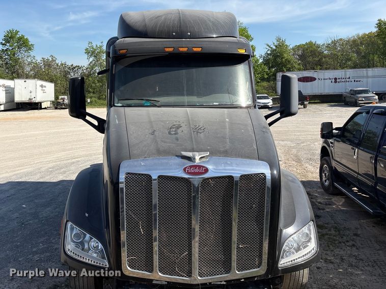 image for item EF1089 2015 Peterbilt 579 semi truck