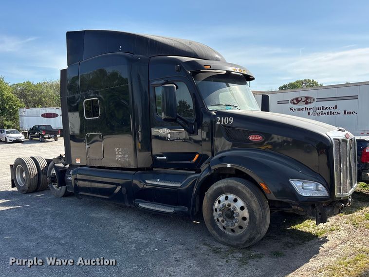 image for item EF1089 2015 Peterbilt 579 semi truck