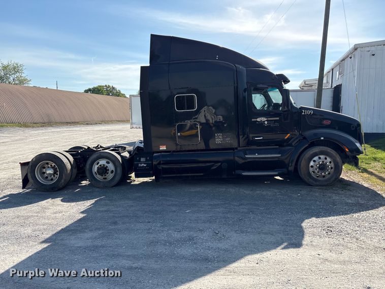 image for item EF1089 2015 Peterbilt 579 semi truck