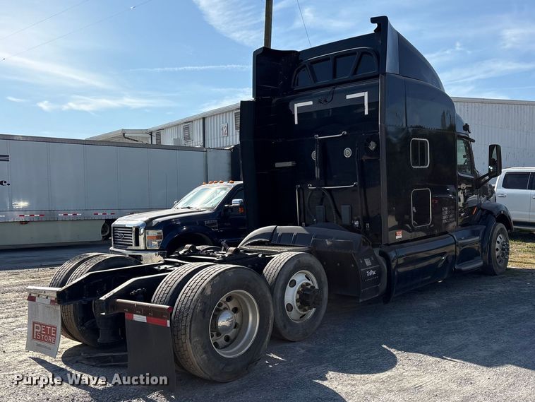 image for item EF1089 2015 Peterbilt 579 semi truck