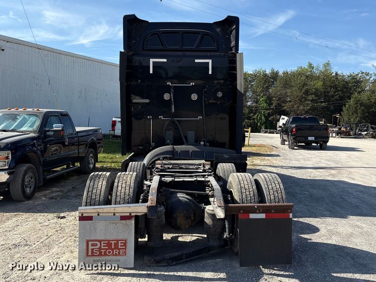 image for item EF1089 2015 Peterbilt 579 semi truck