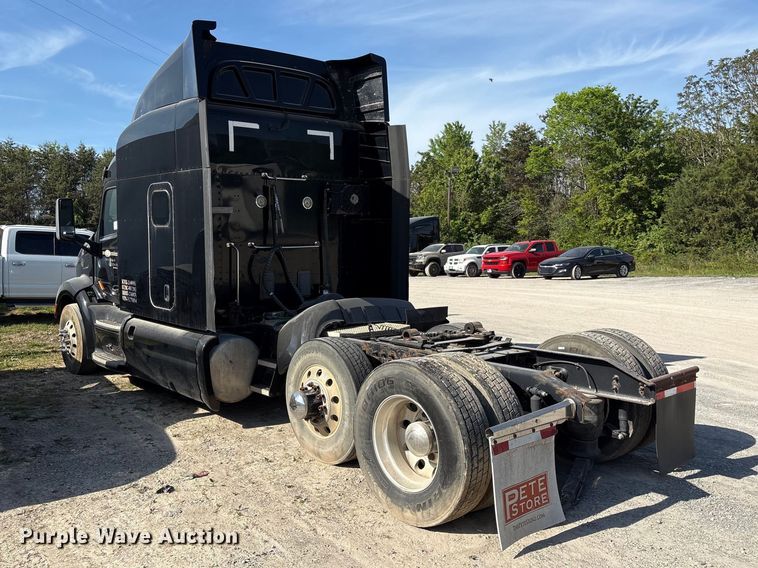image for item EF1089 2015 Peterbilt 579 semi truck