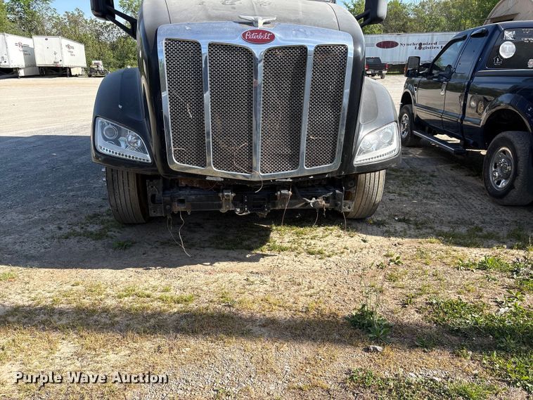 image for item EF1089 2015 Peterbilt 579 semi truck