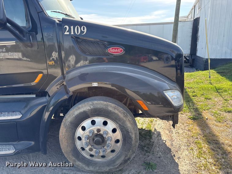 image for item EF1089 2015 Peterbilt 579 semi truck