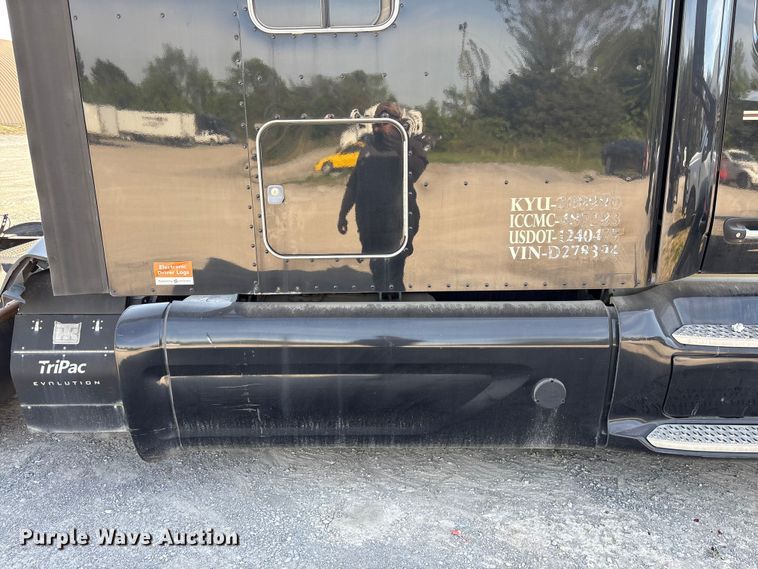 image for item EF1089 2015 Peterbilt 579 semi truck