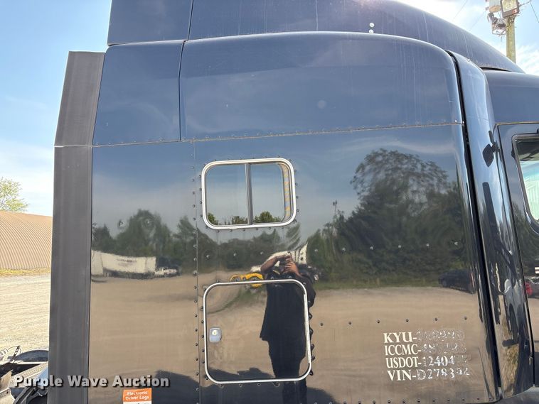 image for item EF1089 2015 Peterbilt 579 semi truck