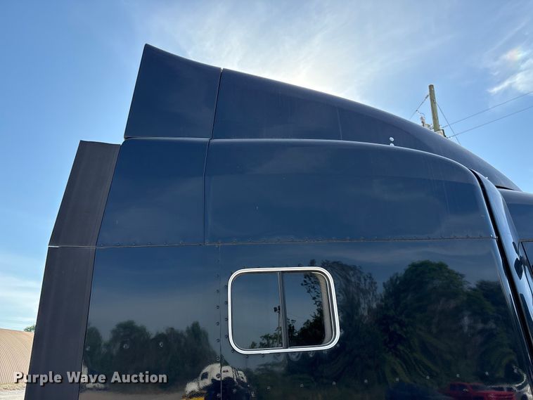 image for item EF1089 2015 Peterbilt 579 semi truck