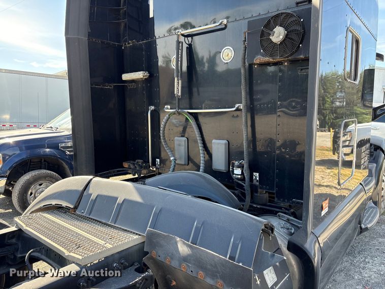 image for item EF1089 2015 Peterbilt 579 semi truck