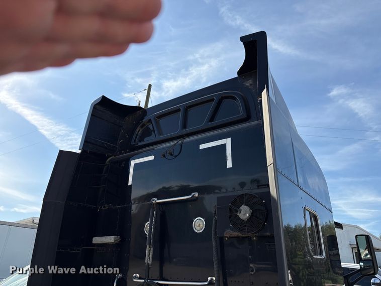 image for item EF1089 2015 Peterbilt 579 semi truck
