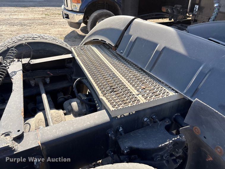 image for item EF1089 2015 Peterbilt 579 semi truck