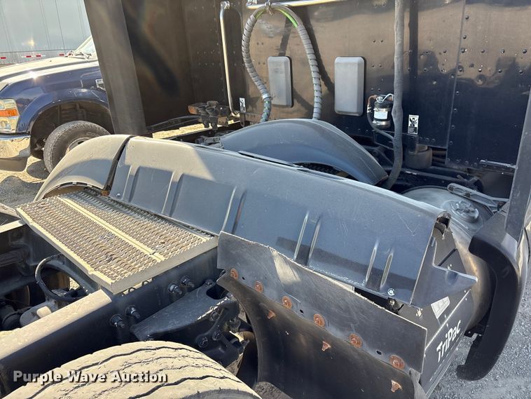 image for item EF1089 2015 Peterbilt 579 semi truck