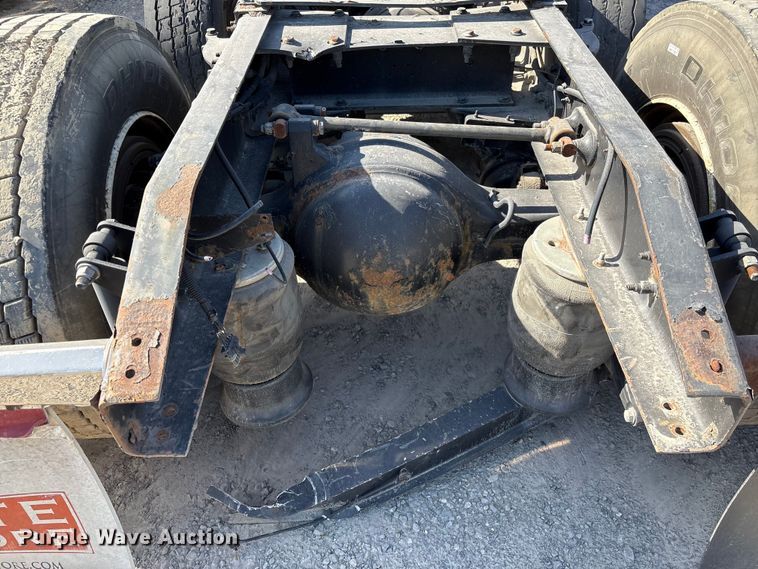 image for item EF1089 2015 Peterbilt 579 semi truck