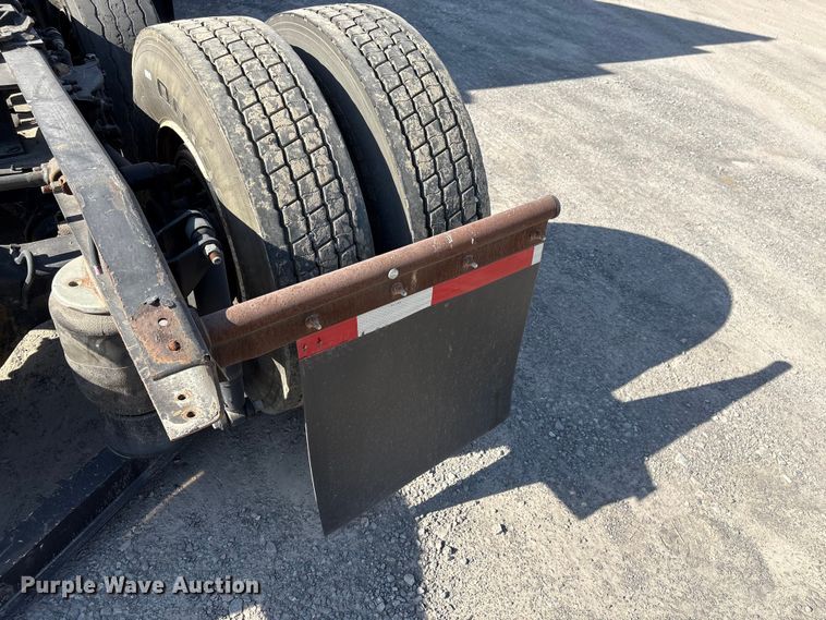 image for item EF1089 2015 Peterbilt 579 semi truck