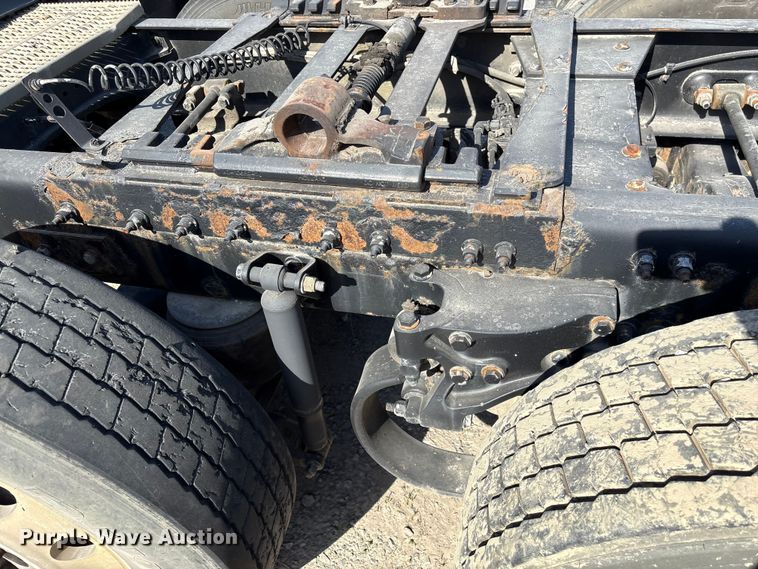 image for item EF1089 2015 Peterbilt 579 semi truck