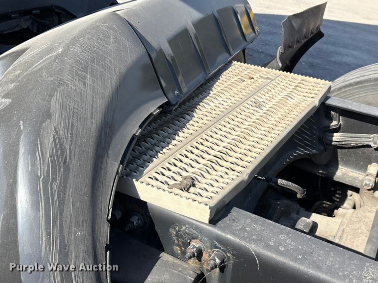 image for item EF1089 2015 Peterbilt 579 semi truck