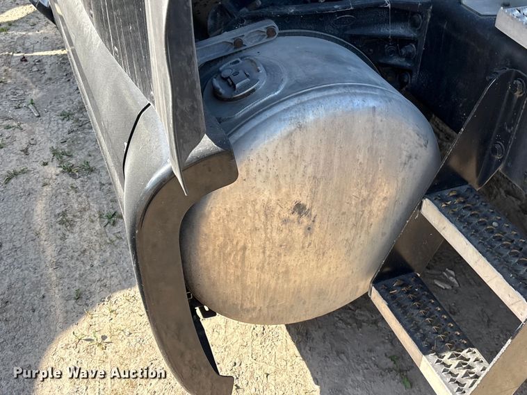 image for item EF1089 2015 Peterbilt 579 semi truck