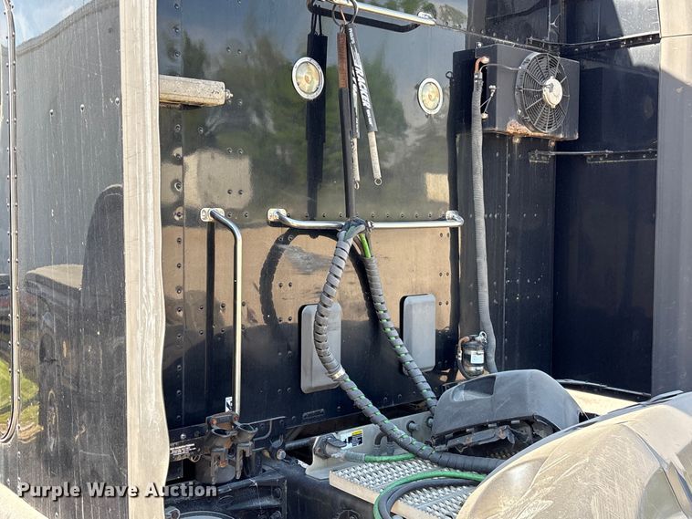 image for item EF1089 2015 Peterbilt 579 semi truck