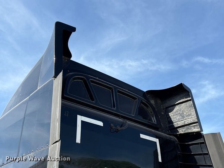 image for item EF1089 2015 Peterbilt 579 semi truck