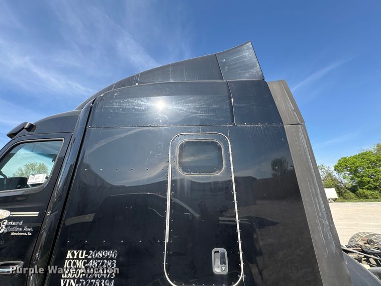 image for item EF1089 2015 Peterbilt 579 semi truck