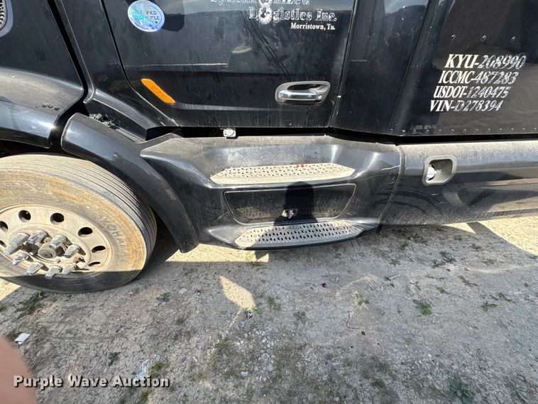 image for item EF1089 2015 Peterbilt 579 semi truck