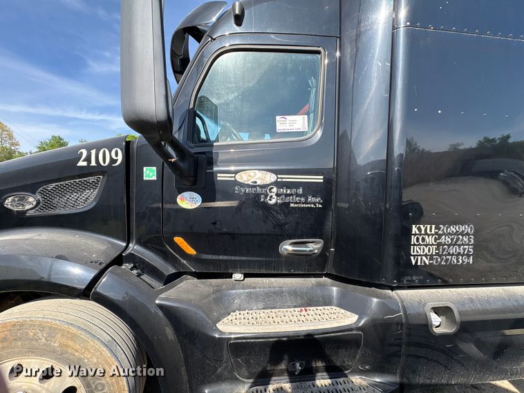 image for item EF1089 2015 Peterbilt 579 semi truck