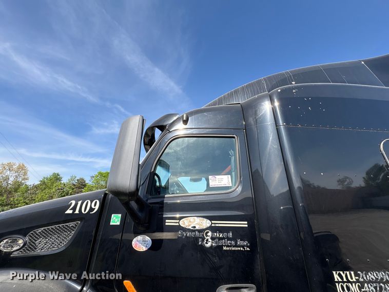 image for item EF1089 2015 Peterbilt 579 semi truck