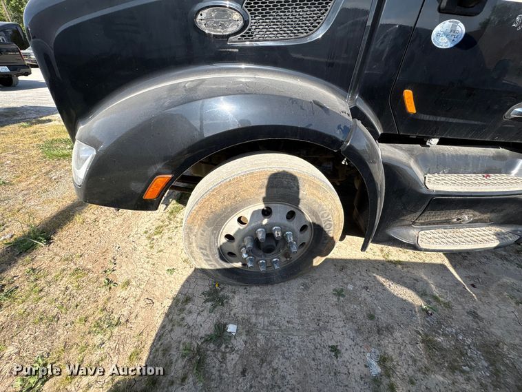 image for item EF1089 2015 Peterbilt 579 semi truck