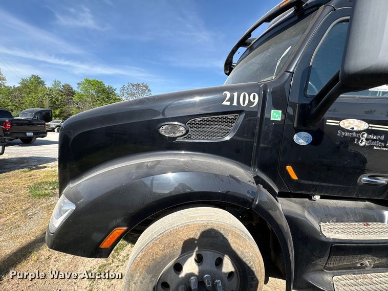 image for item EF1089 2015 Peterbilt 579 semi truck