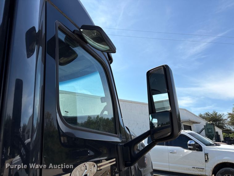 image for item EF1089 2015 Peterbilt 579 semi truck
