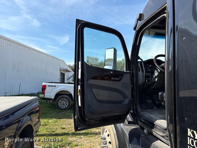image for item EF1089 2015 Peterbilt 579 semi truck