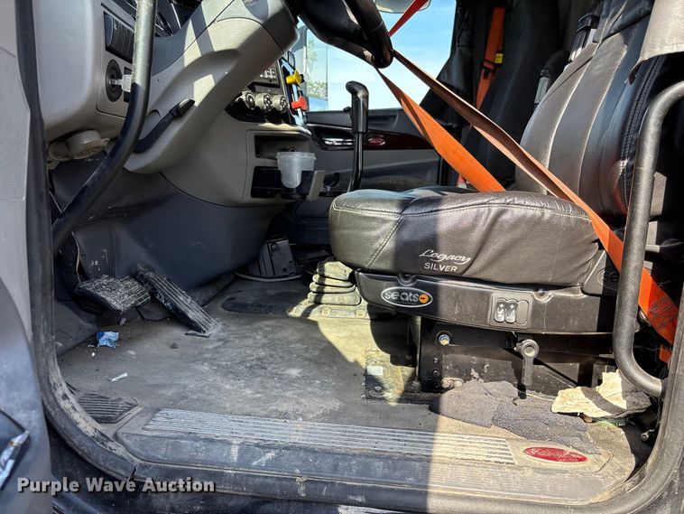 image for item EF1089 2015 Peterbilt 579 semi truck