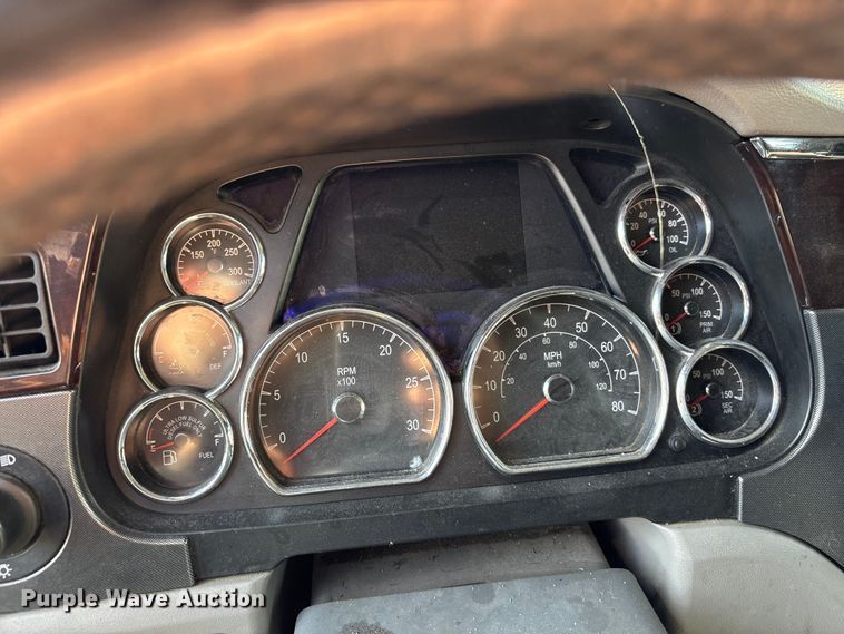 image for item EF1089 2015 Peterbilt 579 semi truck