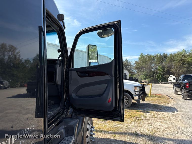 image for item EF1089 2015 Peterbilt 579 semi truck