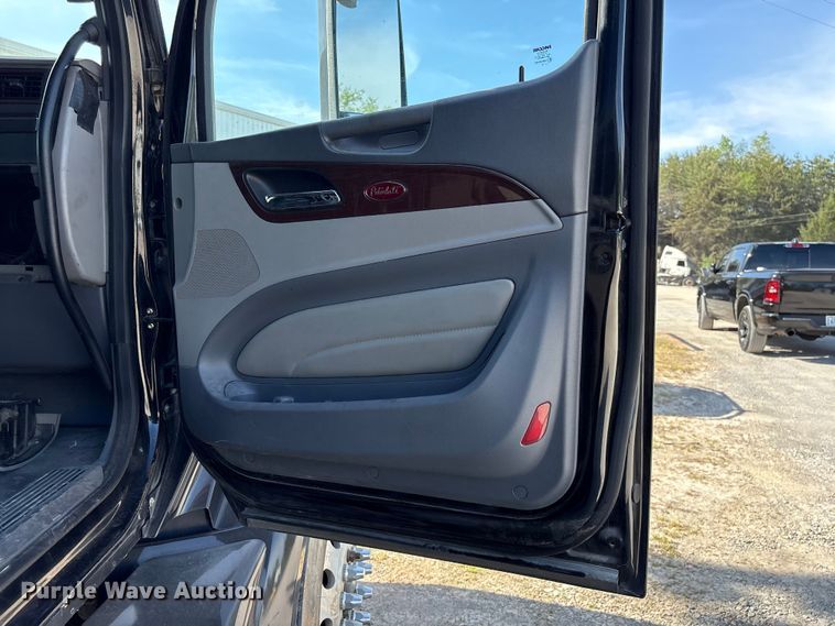 image for item EF1089 2015 Peterbilt 579 semi truck