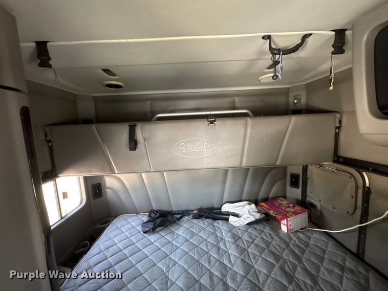 image for item EF1089 2015 Peterbilt 579 semi truck