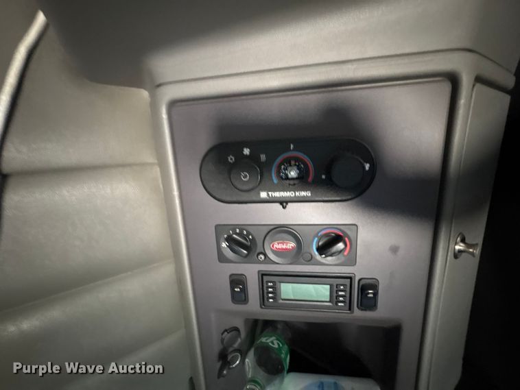 image for item EF1089 2015 Peterbilt 579 semi truck
