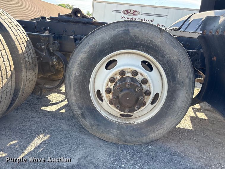 image for item EF1089 2015 Peterbilt 579 semi truck