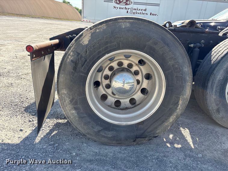image for item EF1089 2015 Peterbilt 579 semi truck
