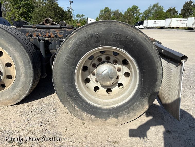 image for item EF1089 2015 Peterbilt 579 semi truck