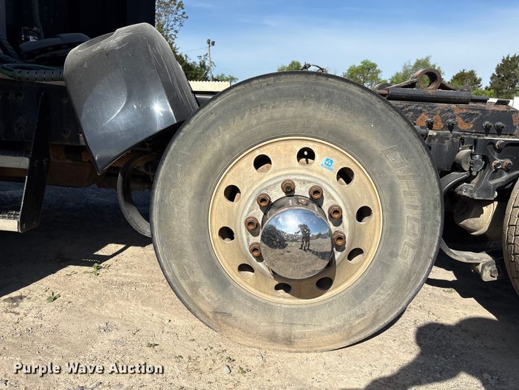 image for item EF1089 2015 Peterbilt 579 semi truck