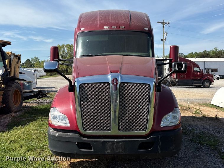 image for item EF1090 2015 Kenworth T680 semi truck