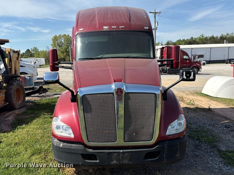 image for item EF1090 2015 Kenworth T680 semi truck