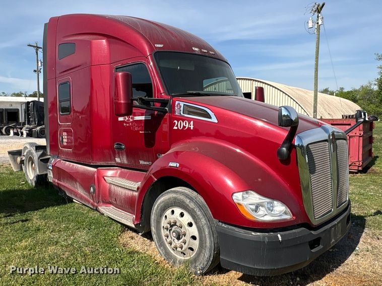image for item EF1090 2015 Kenworth T680 semi truck